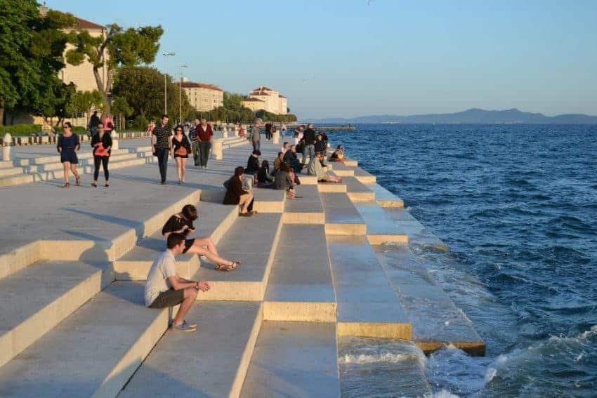 découvrez notre guide complet de zadar, une ville côtière de croatie riche en histoire, culture et paysages époustouflants. explorez ses monuments emblématiques, ses plages ensoleillées et ses délicieuses spécialités culinaires pour un séjour inoubliable.