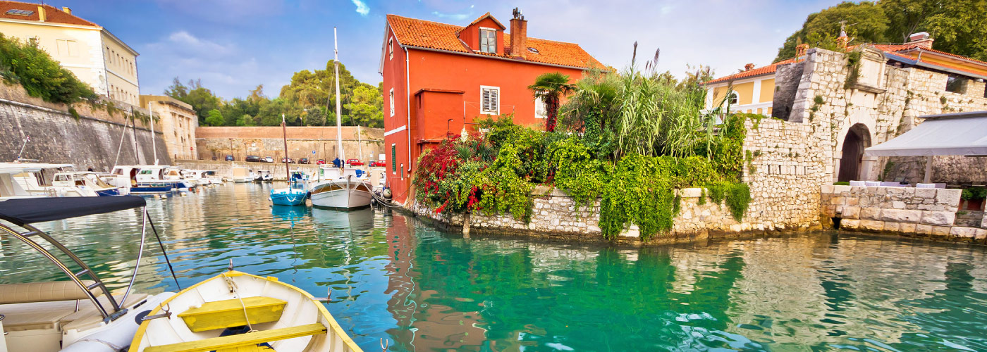 découvrez notre guide complet sur zadar, une ville croate riche en histoire, culture et paysages à couper le souffle. explorez ses sites emblématiques, ses plages pittoresques et sa délicieuse cuisine locale pour un séjour inoubliable.
