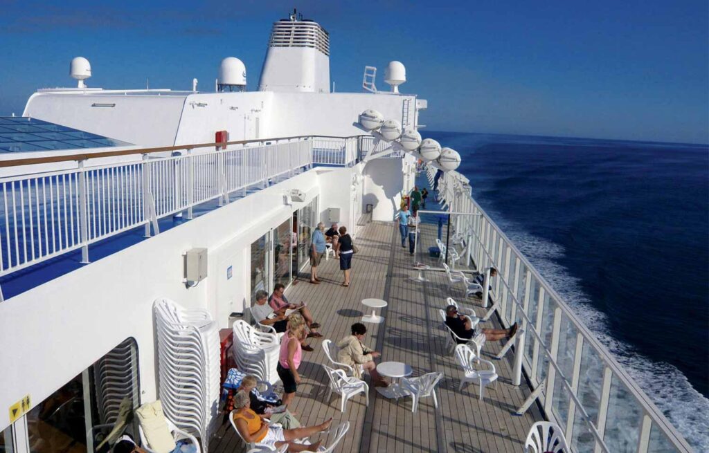 réservez votre ferry de marseille à tanger et découvrez le charme du maroc. profitez de traversées confortables et rapides pour un voyage inoubliable entre la france et l'afrique.