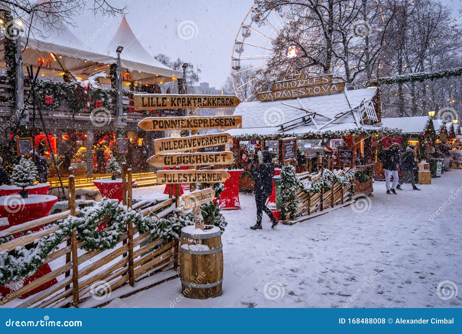 découvrez l'enchantement du marché de noël à oslo, un lieu magique où les lumières scintillent, les senteurs de vin chaud et de pain d'épice emplissent l'air, et où vous pourrez dénicher des cadeaux artisanaux tout en profitant de l'ambiance festive.