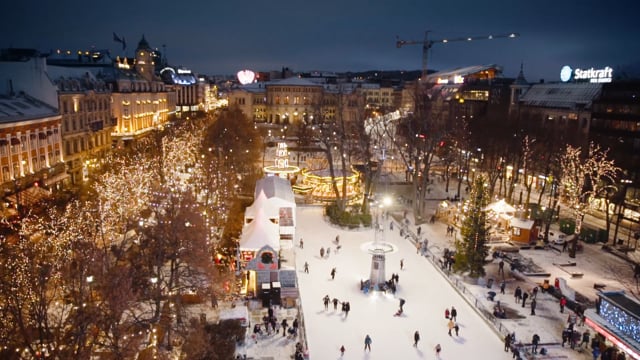 découvrez le marché de noël d'oslo, un lieu féérique où se mêlent artisanat local, délicieuses spécialités culinaires et ambiance festive. venez apprécier les illuminations, les concerts et les traditions norvégiennes au cœur de la capitale scandinave.
