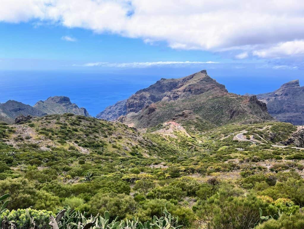 découvrez masca, un village pittoresque de tenerife, avec notre guide détaillé. explorez ses paysages époustouflants, ses sentiers de randonnée, et plongez dans la culture locale. parfait pour les amateurs de nature et les aventuriers en quête de nouvelles expériences.