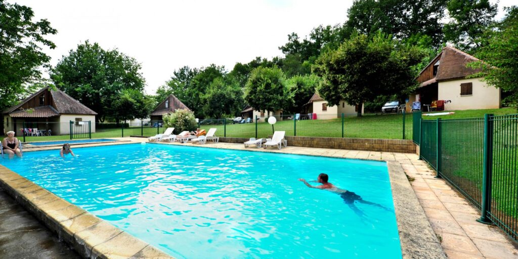 découvrez le charme du village vacances en dordogne, un havre de paix au cœur de la nature. profitez d'activités familiales, de paysages époustouflants, et de la gastronomie locale dans cet environnement convivial et accueillant.