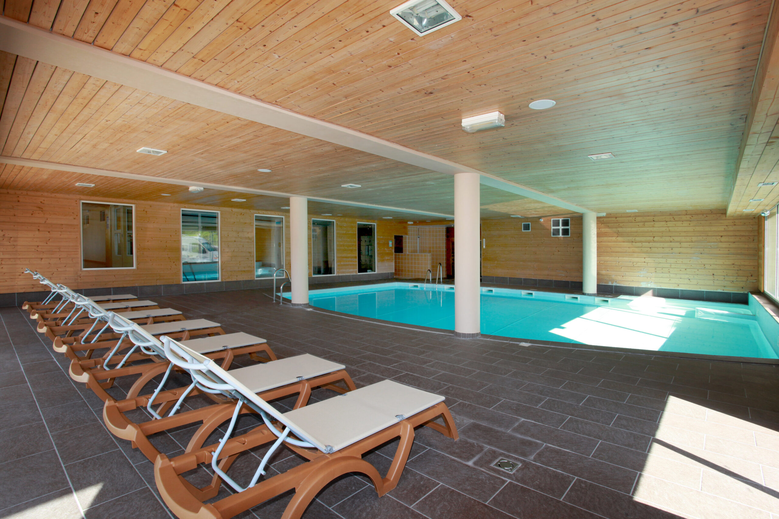 découvrez un village vacances enchanteur dans le jura, où détente et convivialité s'allient autour d'une piscine. profitez d'un cadre naturel exceptionnel, d'activités variées et d'un hébergement confortable pour des vacances inoubliables en famille ou entre amis.