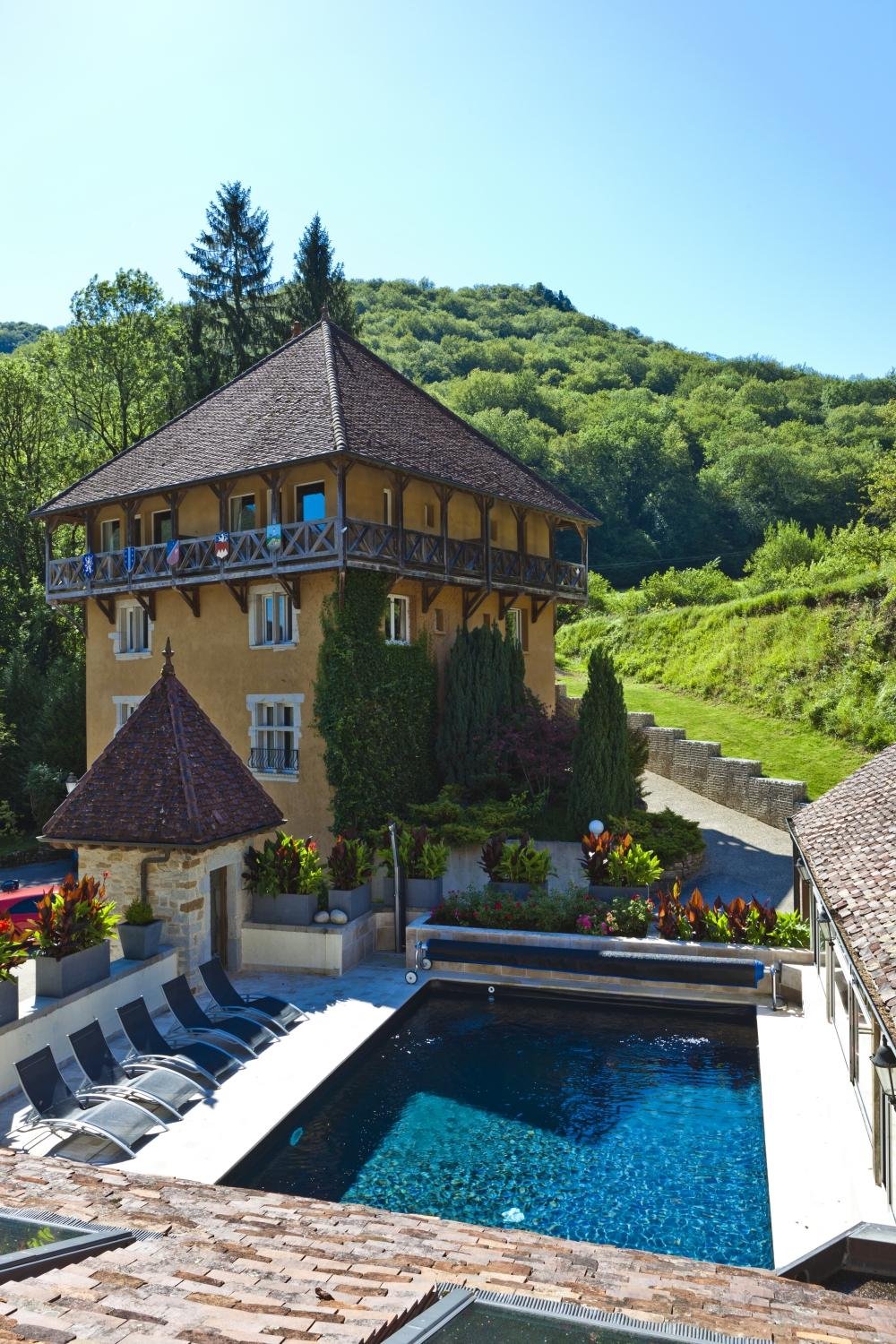 découvrez notre village vacances dans le jura, idéal pour des séjours en famille ou entre amis. profitez de notre piscine chauffée, d'activités en plein air et d'un cadre naturel exceptionnel pour des vacances inoubliables.