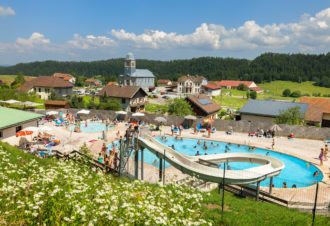 découvrez notre village vacances dans le jura, un havre de paix où détente rime avec plaisir. profitez de notre piscine chauffée et d'activités pour toute la famille, tout en étant entouré par la beauté naturelle de la région. offrez-vous des moments inoubliables au cœur des paysages jurassiens!