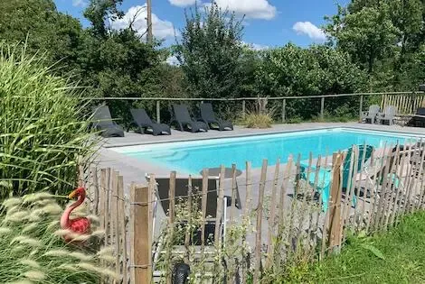 découvrez un village vacances au cœur du jura, idéal pour des séjours en famille ou entre amis. profitez d'une piscine rafraîchissante et d'activités variées dans un cadre naturel exceptionnel. évadez-vous et créez des souvenirs inoubliables dans ce havre de paix.